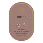 Boucles d’oreilles en cœurs dorés sur carte rose Earth Angel « Pour toi ».