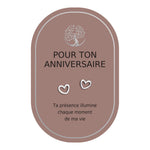 Boucles d’oreilles en cœurs argentés sur carte rose Earth Angel « Pour ton anniversaire ».
