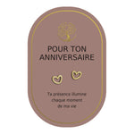 Boucles d’oreilles en cœurs dorés sur carte rose Earth Angel « Pour ton anniversaire ».