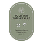 Boucles d’oreilles en cœurs argentés sur carte verte Earth Angel « Pour ton anniversaire ».