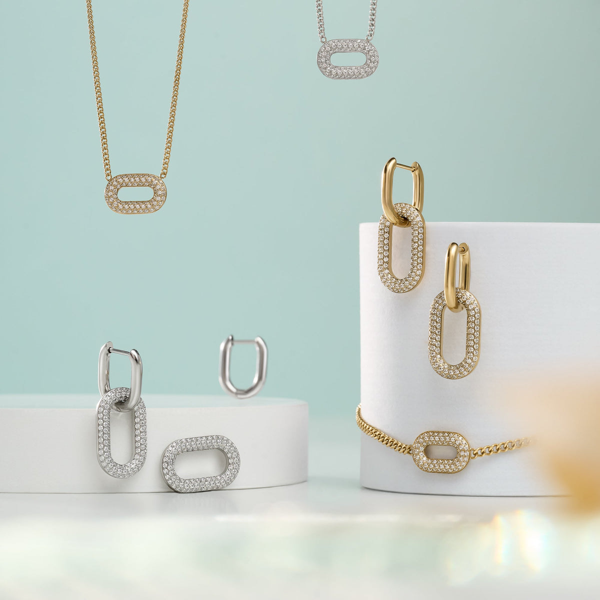 Boucles d’oreilles dormeuses Constance de Mia, présentation avec d’autres bijoux de la collection