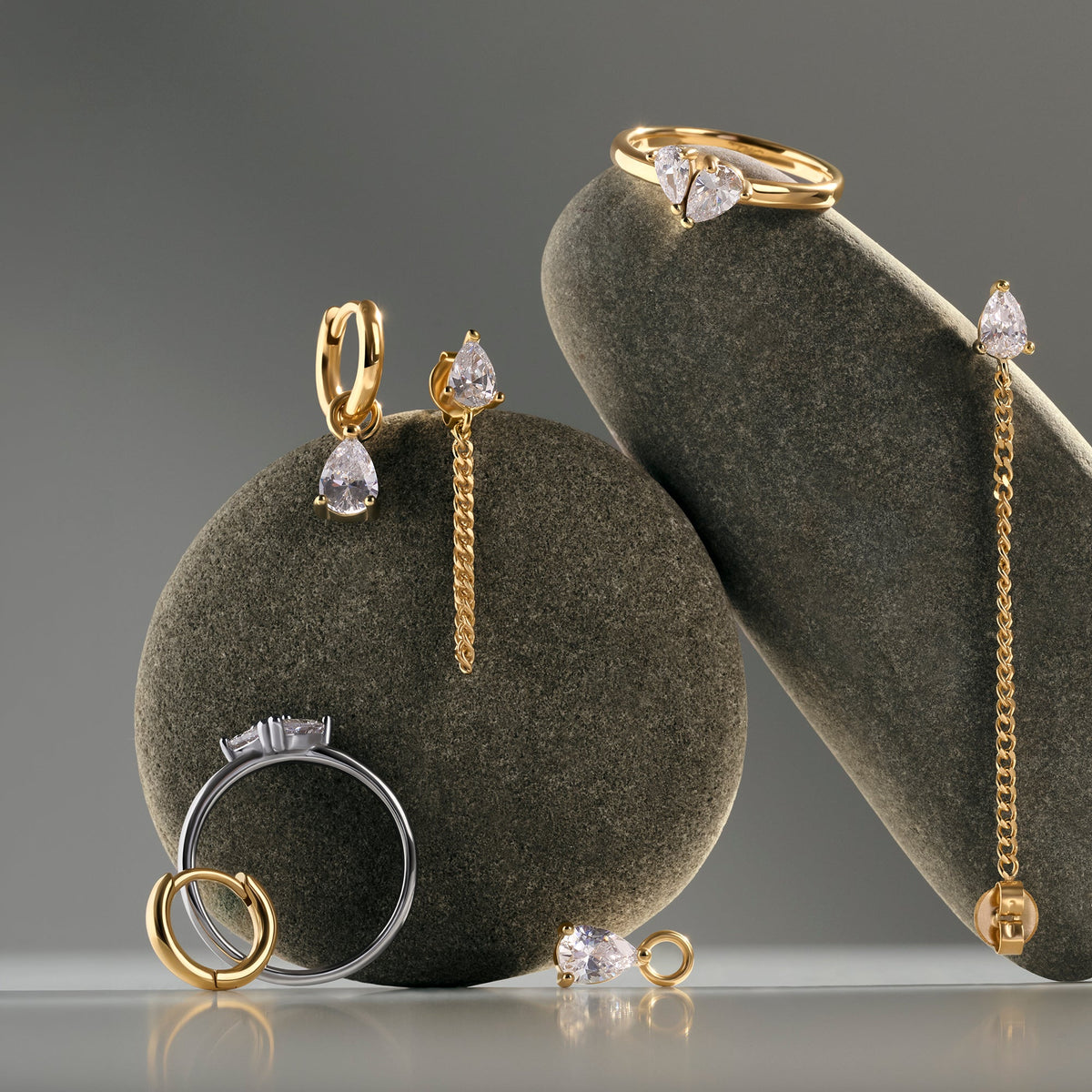 Boucles d’oreilles dormeuses Cosette de Mia, présentation avec d’autres bijoux de la collection
