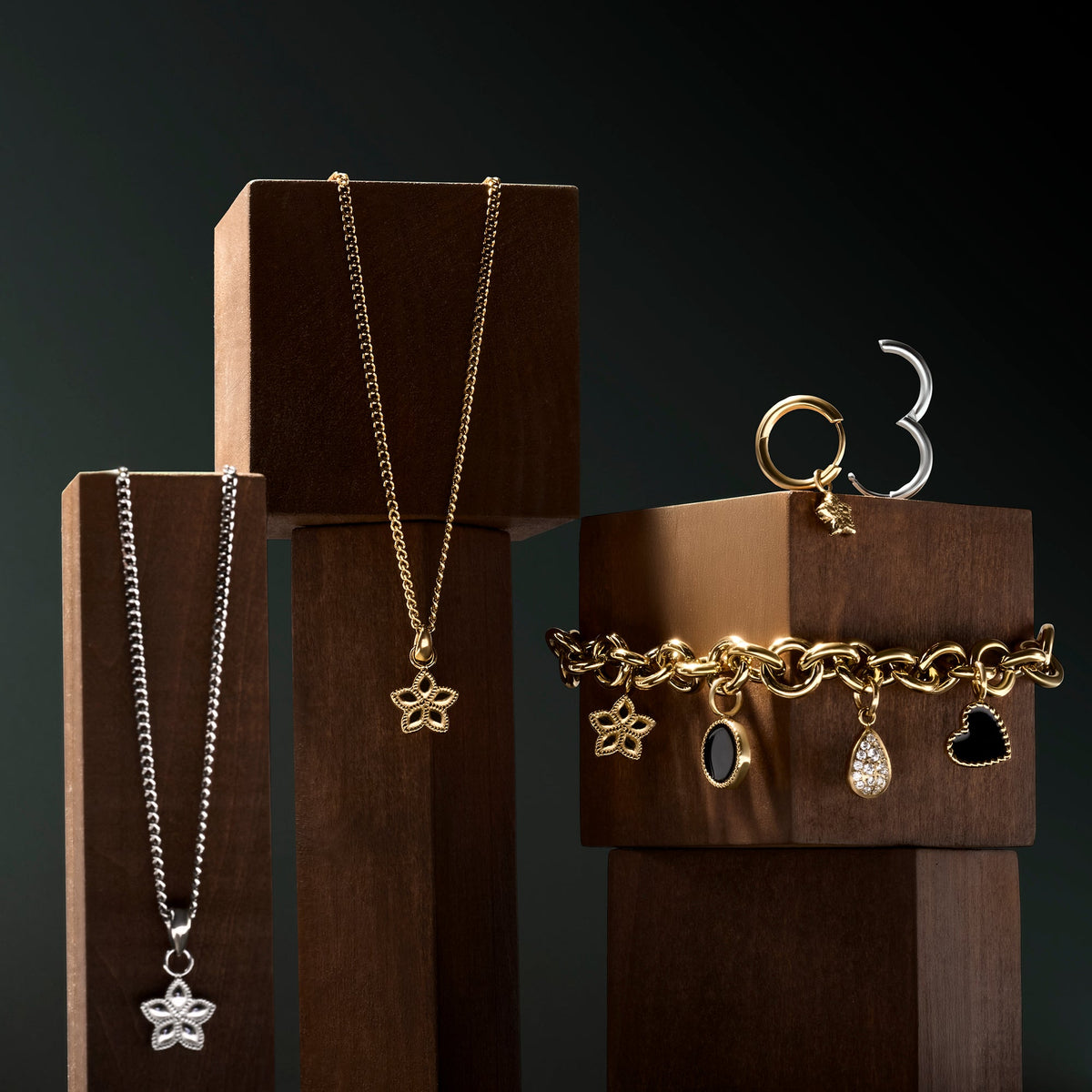 Boucles d’oreilles dormeuses Melina de Mia, présentation avec d’autres bijoux de la collection