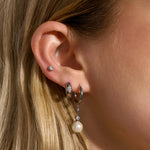 Boucles d’oreilles fixes Jupiter de Mia porté sur mannequin