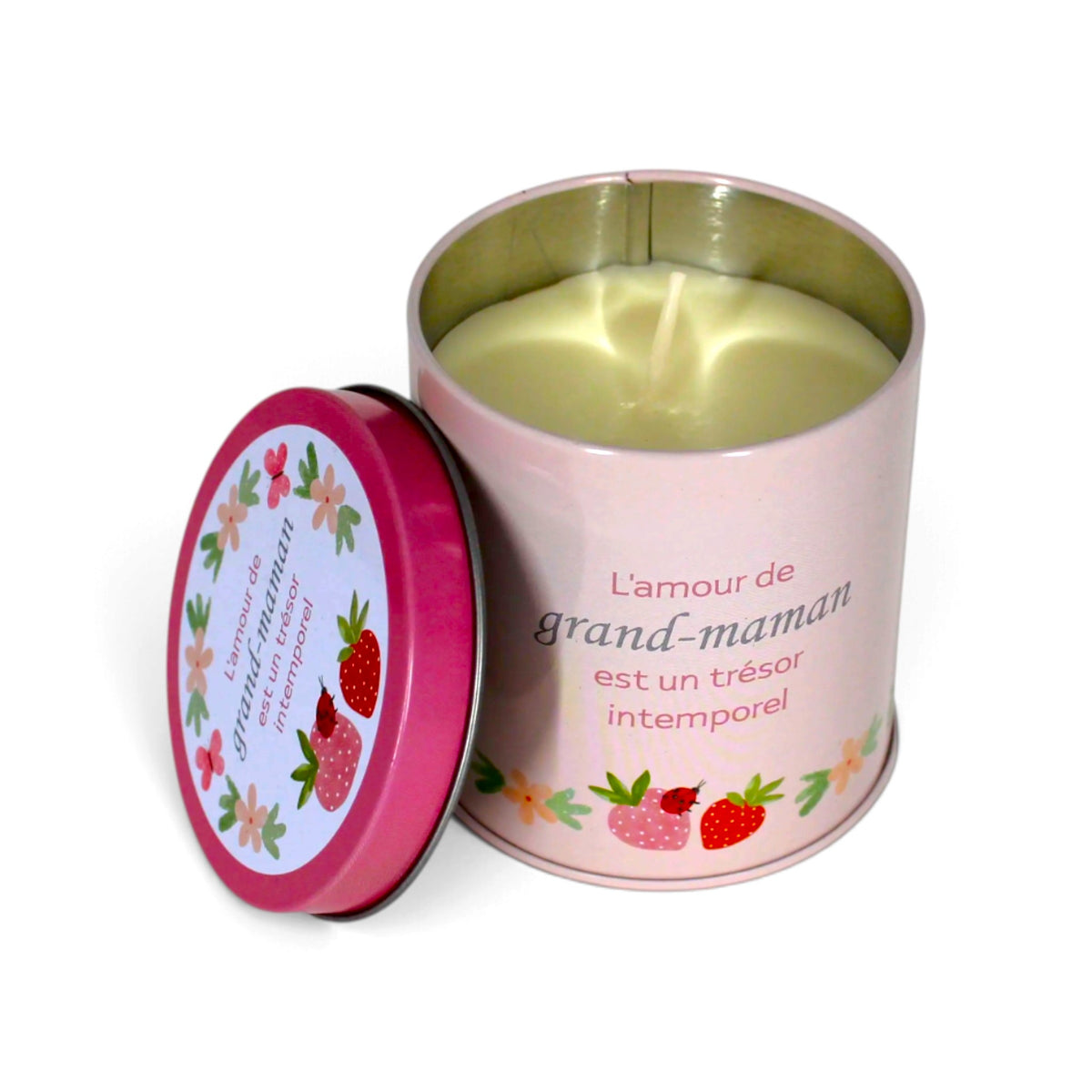 Bougie InnerVoice « L’amour de grand-maman est un trésor intemporel » en boîte métallique rose, ouverte avec la cire et la mèche visibles, couvercle posé à côté.