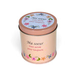 Bougie InnerVoice « Ma sœur, mon amie pour toujours » en boîte métallique rose, avec couvercle fermé et décor floral.
