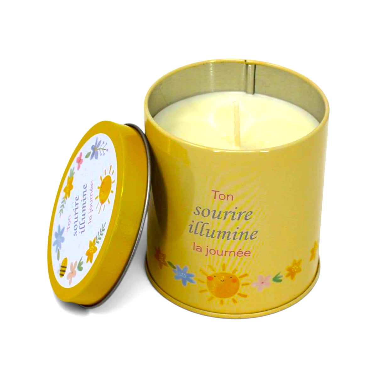 Bougie InnerVoice « Ton sourire illumine la journée » en boîte métallique jaune, ouverte avec la cire et la mèche visibles, couvercle posé à côté.