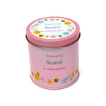 Bougie InnerVoice « Trouver la beauté à chaque jour » en boîte métallique rose, avec couvercle fermé et décor floral.