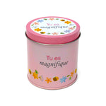 Bougie InnerVoice « Tu es magnifique » en boîte métallique rose, avec couvercle fermé et décor floral.