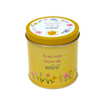Bougie InnerVoice « Tu es mon rayon de soleil » en boîte métallique jaune, avec couvercle fermé et décor floral.