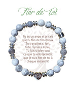 Bracelet Earth Angel « Fier de toi » à perles blanches et grises, avec sa présentation en français.