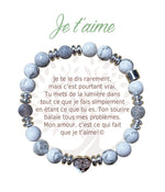 Bracelet Earth Angel « Je t’aime » à perles blanches et grises, avec sa présentation en français.