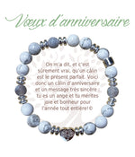 Bracelet Earth Angel « Vœux d’anniversaire » à perles blanches et grises, avec sa présentation en français.