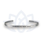 Bracelet à message « À ma fille, mon amie », vue du bijou et de son inscription en français.