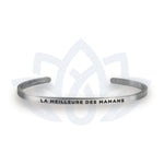 Bracelet à message « La meilleure des mamans », vue du bijou et de son inscription en français.