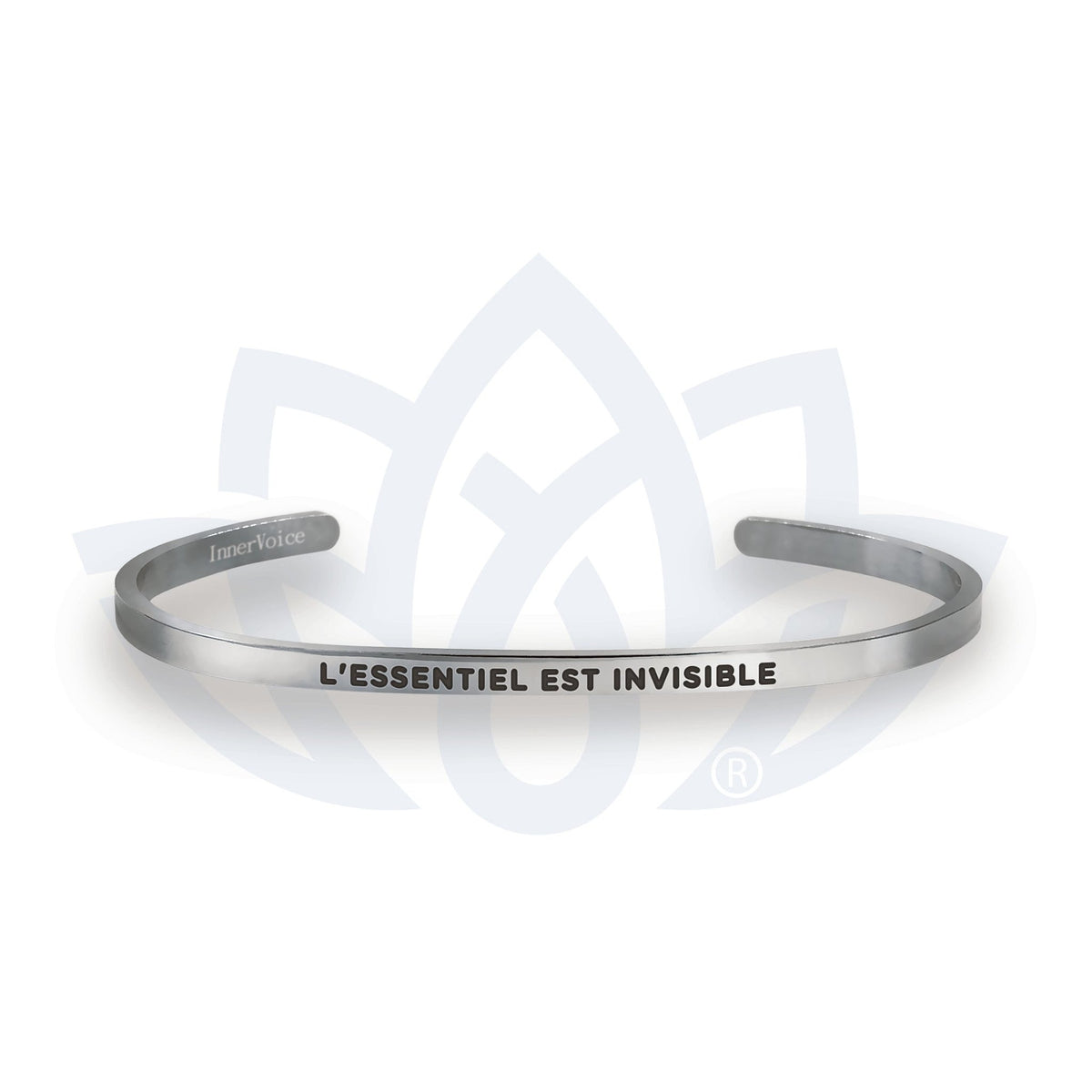Bracelet à message « L’essentiel est invisible », vue du bijou et de son inscription en français.