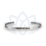 Bracelet à message « Sœurs de cœur », vue du bijou et de son inscription en français.