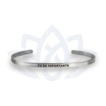 Bracelet à message « Tu es importante », vue du bijou et de son inscription en français.