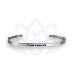 Bracelet à message « Tu me manques », vue du bijou et de son inscription en français.
