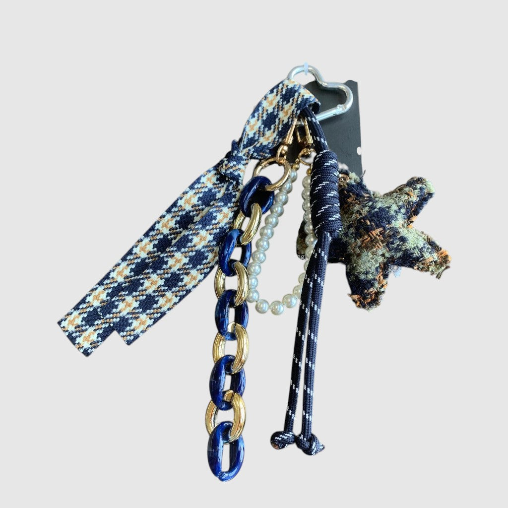 Breloque de sac – Étoile marine. Étoile en tissu à carreaux, foulard imprimé, maillons marine et dorés, perles décoratives et cordon assorti.