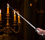 Briquet Sizzle Extender allumant une chandelle sur un chandelier