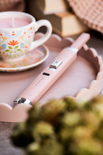 Briquet Sizzle Pitmaster rose près d’une tasse