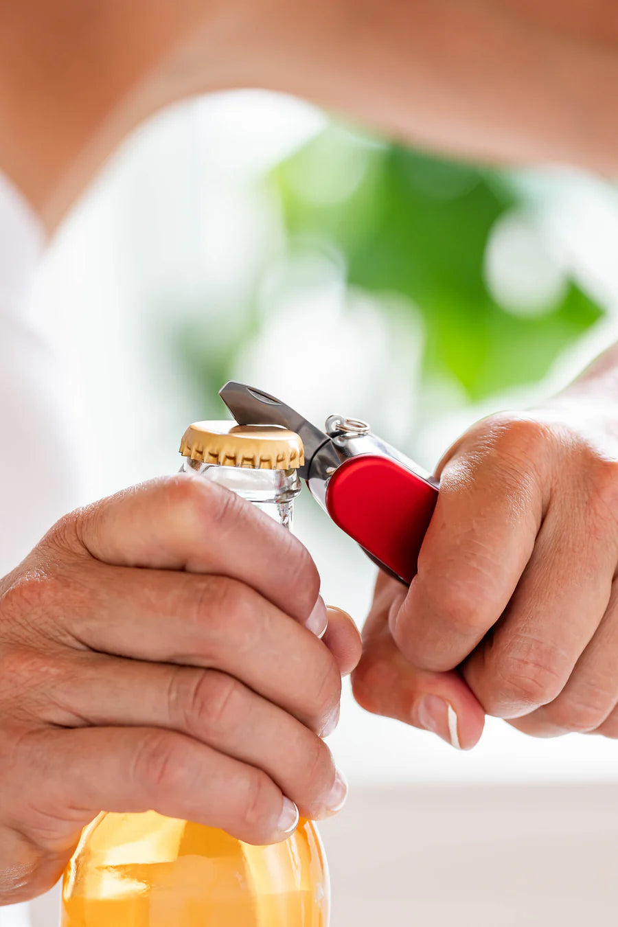 Briquet Sizzle Scout rouge utilisé comme décapsuleur