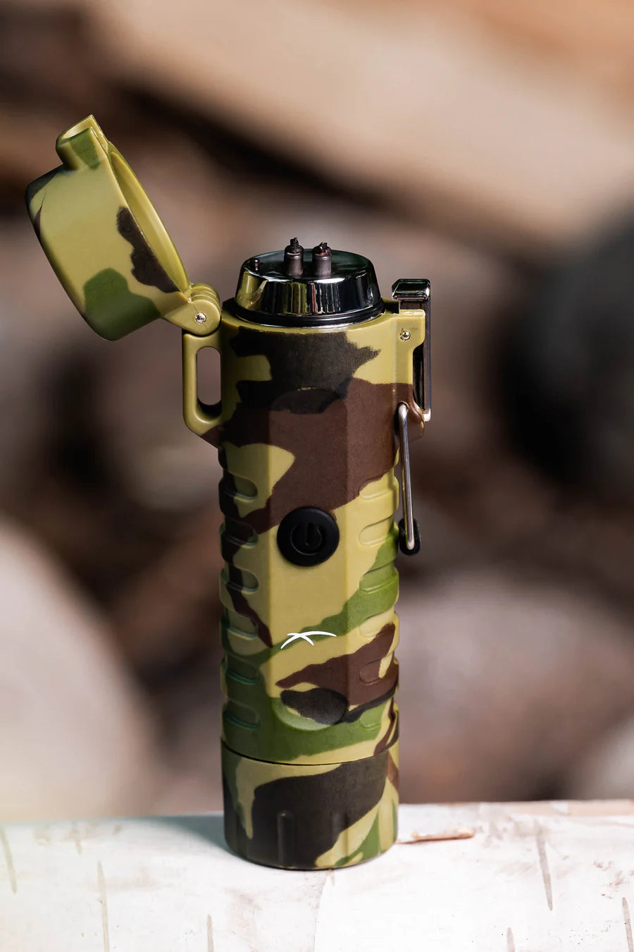 Briquet Sizzle Survival camouflage avec couvercle ouvert