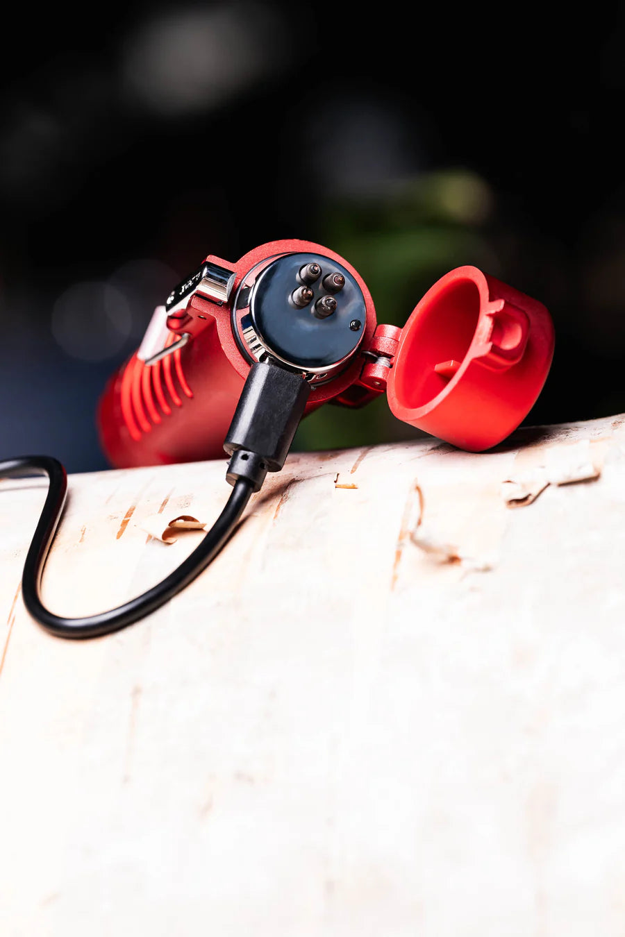 Briquet Sizzle Survival rouge branché à son câble USB