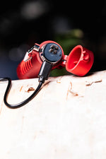 Briquet Sizzle Survival rouge branché à son câble USB