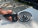 Briquet Sizzle Versa allumant une spirale antimoustiques