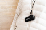 Briquet Sizzle Versa noir suspendu à un cordon