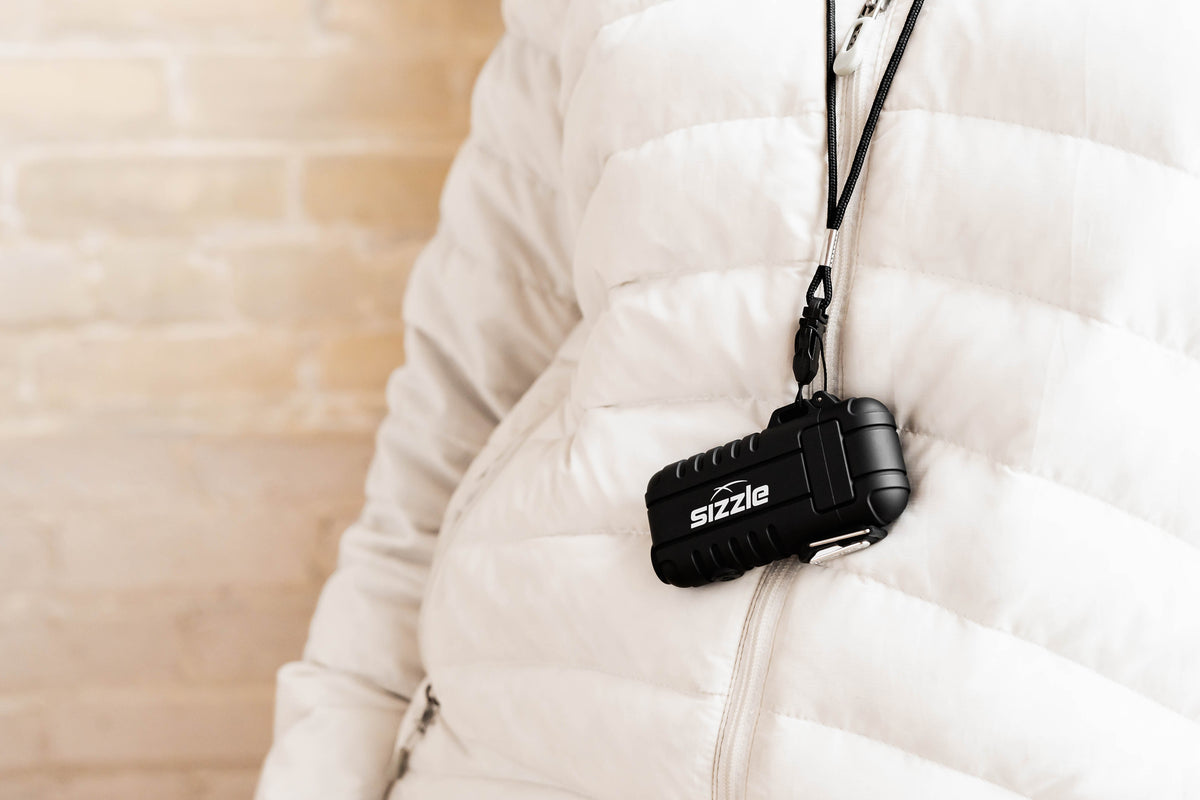 Briquet Sizzle Versa noir suspendu à un cordon
