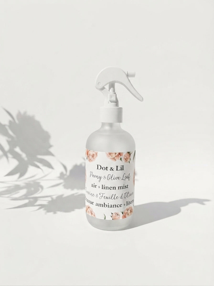 Brume d’ambiance et literie – Pivoine & feuille d’olivier – 237 ml de Dot & Lil – présentation du produit