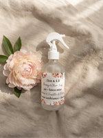 Brume d’ambiance et literie – Pivoine & feuille d’olivier – 237 ml de Dot & Lil – présentation du produit