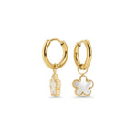 Anneaux dorés avec pendentifs en trèfle