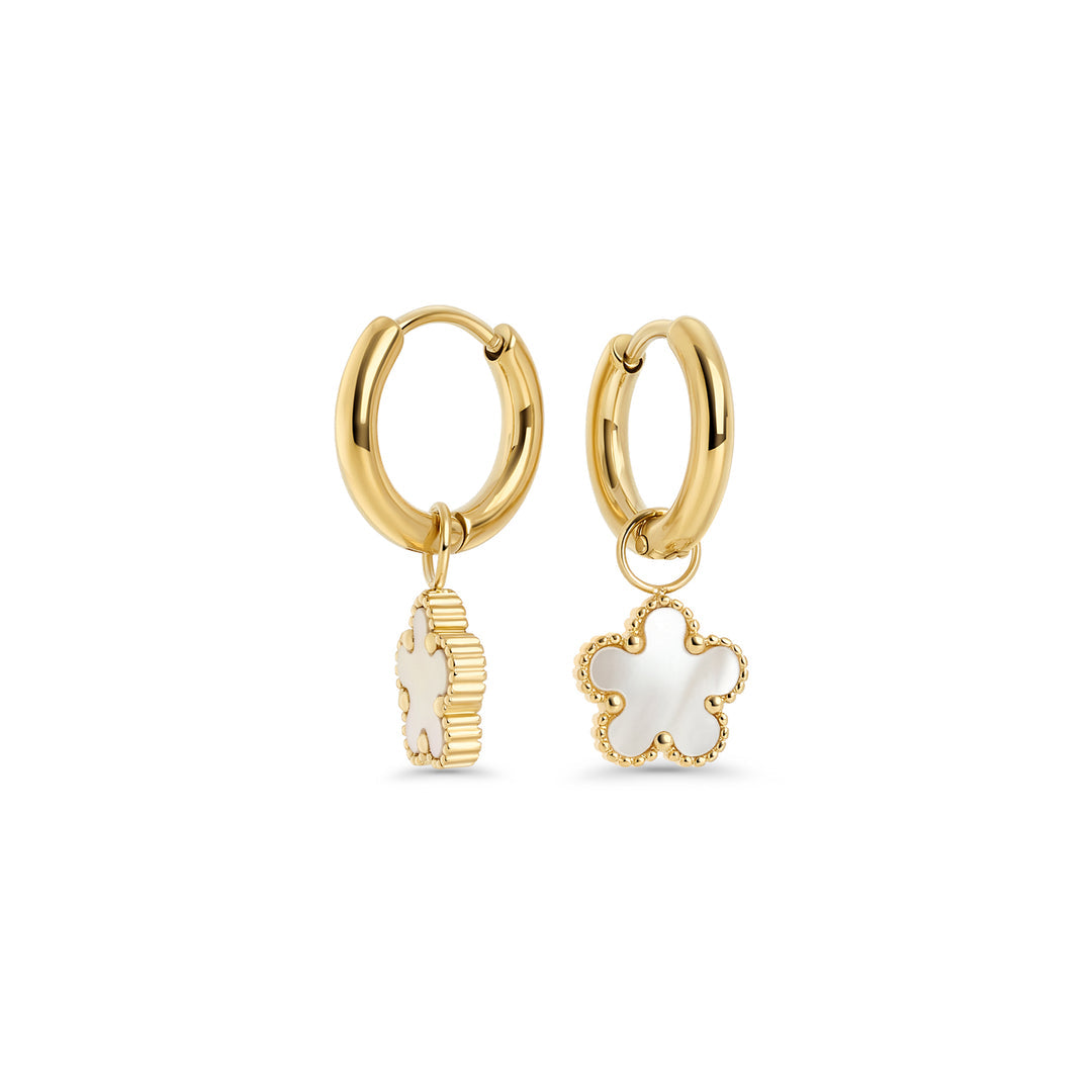 Anneaux dorés avec pendentifs en trèfle