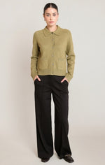Cardigan à col Dex, coloris olive délavée, vêtement porté en tenue