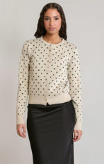 Cardigan à pois Dex, coloris avoine à pois noirs, vêtement porté