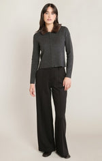 Cardigan à revers en fourrure Dex, coloris gris charbon, vêtement porté en tenue