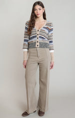 Cardigan rayé chiné Dex, coloris rayures écrues et marine, vêtement porté en tenue