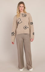 Chandail à col rond à motif floral Dex, coloris taupe, vêtement porté en tenue