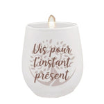 Chandelle InnerVoice portant le message « Vis pour l’instant présent » en français.