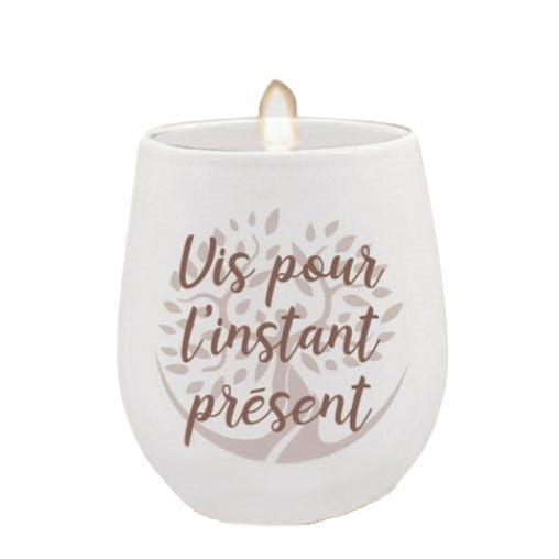 Chandelle InnerVoice portant le message « Vis pour l’instant présent » en français.