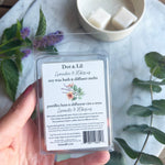 Dos d’un emballage de pastilles de cire Dot & Lil tenu dans une main