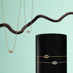 Collier pendentif Aya de Mia, présentation avec d’autres bijoux de la collection