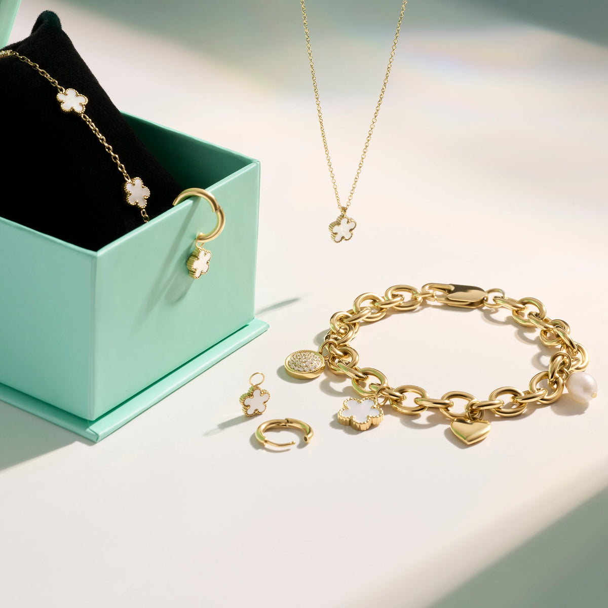 Collier pendentif Nellie de Mia, présentation avec d’autres bijoux de la collection
