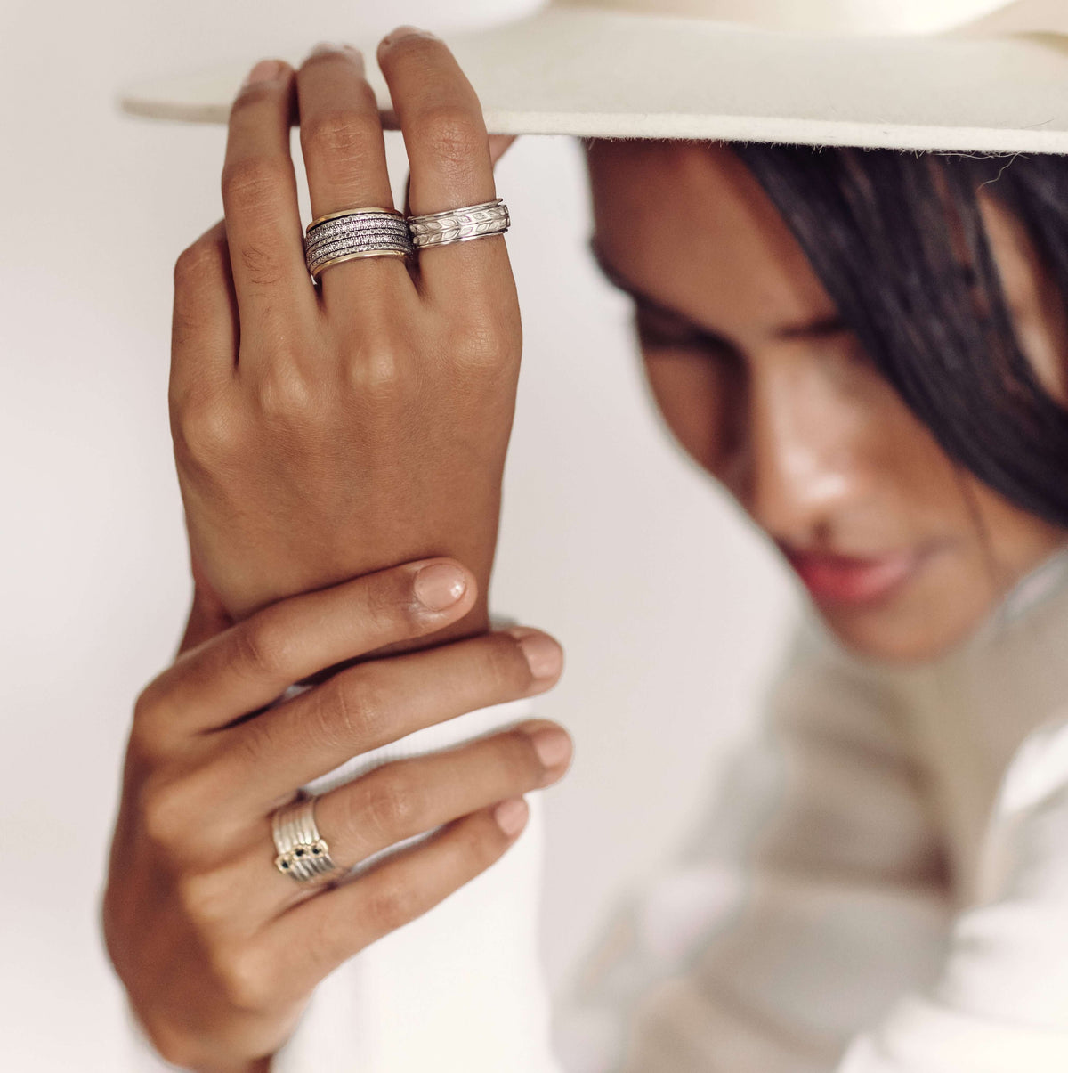 Bague de méditation Cherish – MeditationRings – portée au doigt