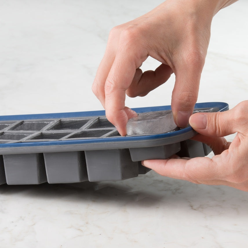 Démoulage d’un glaçon avec le bac en silicone Trudeau