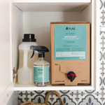 Détachant pour tissus Pure – 10 L — boîte de recharge avec robinet, présentée avec des contenants de démonstration